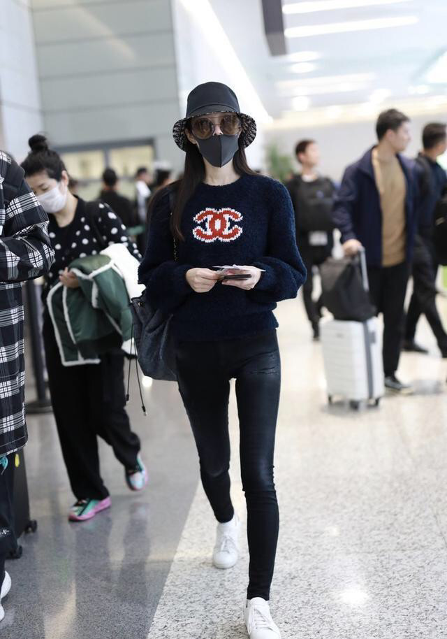 宋轶机场秀穿深蓝色香奈儿毛衣搭紧身牛仔裤气质堪称时尚达人