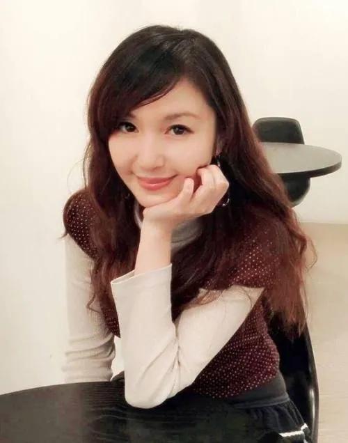 台湾美女主播蔡郁璇8年婚姻被插足41岁生重病可能终身不孕