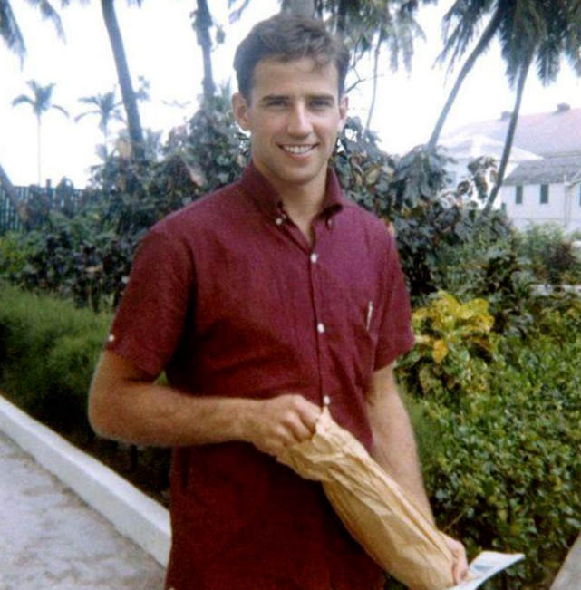 当时的拜登,年轻有为,亲民幽默,是一颗冉冉升起的政治新星,必将闪耀