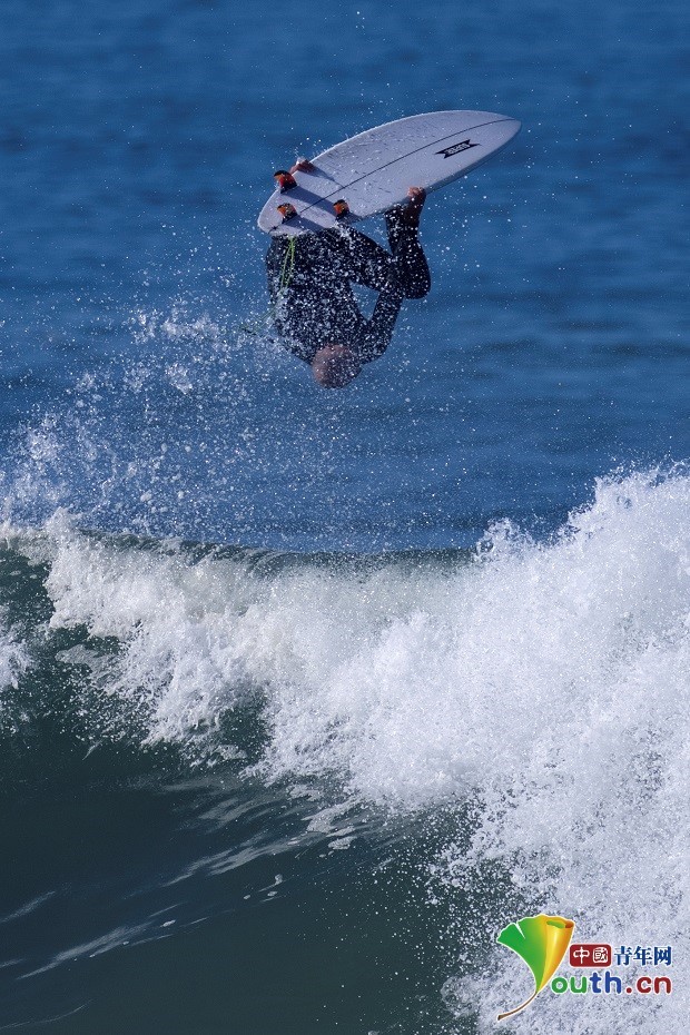 美国加州冲浪者与巨浪搏斗