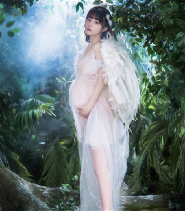 韦神晒出一家三口照片看清蜜蜂仔的模样太羡慕比普通人还要瘦