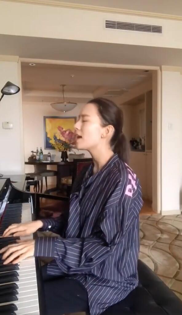 吉娜怀孕8个月挺巨肚拍广告,身材纤细但神色显疲惫