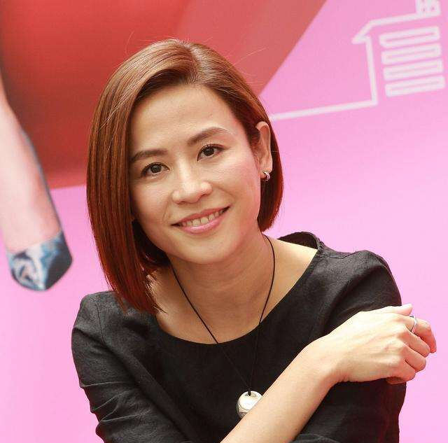 罗嘉良小12岁的娇妻竟然是她,难怪辜负了痴恋他28年的方敏仪_腾讯新闻