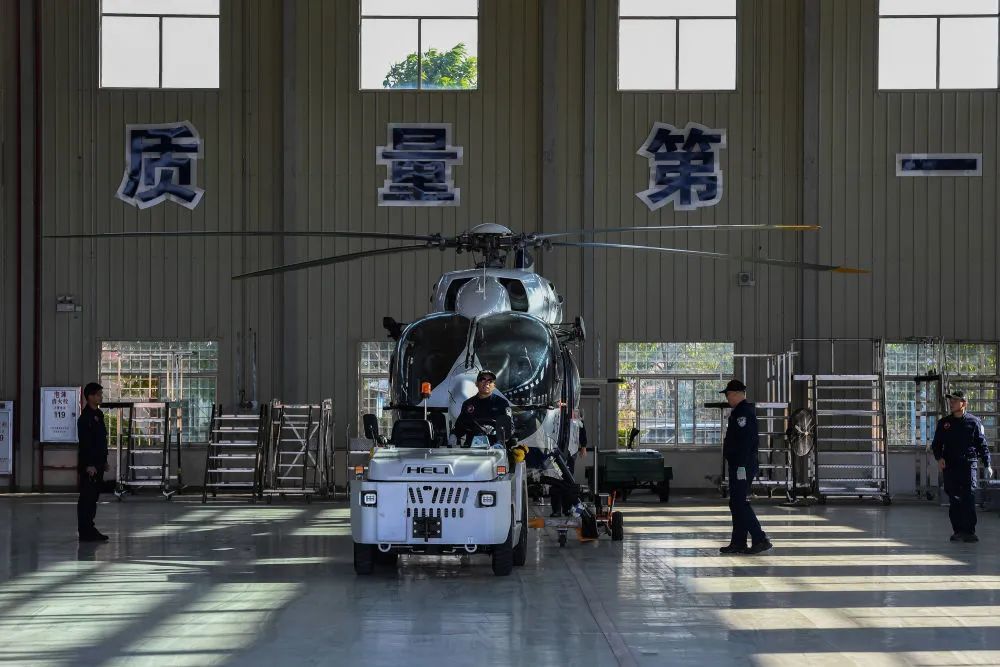 新华社图首个"中国人民警察节"活动展开训练警航支队正为即将到来的
