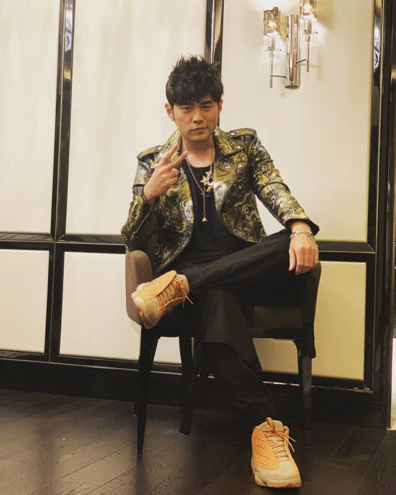 周杰伦穿搭的迷之自信哪来的,没人告诉他很挫么?_腾讯新闻