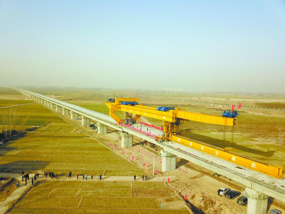 鲁南高铁菏兰段完成架梁