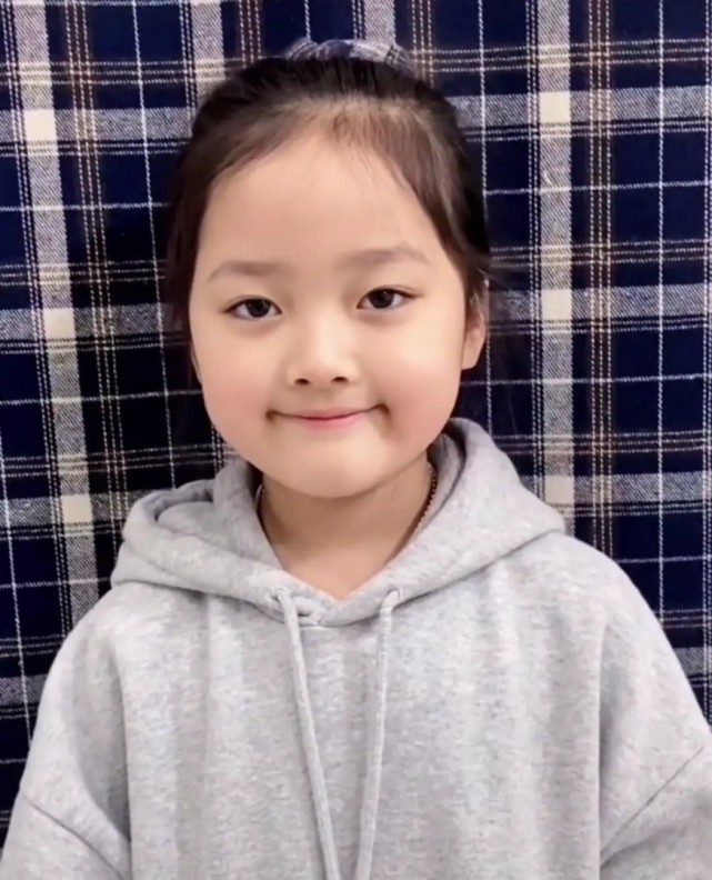 表情包女孩权律二模样大变双眼无神缺少灵气网友长大变丑了