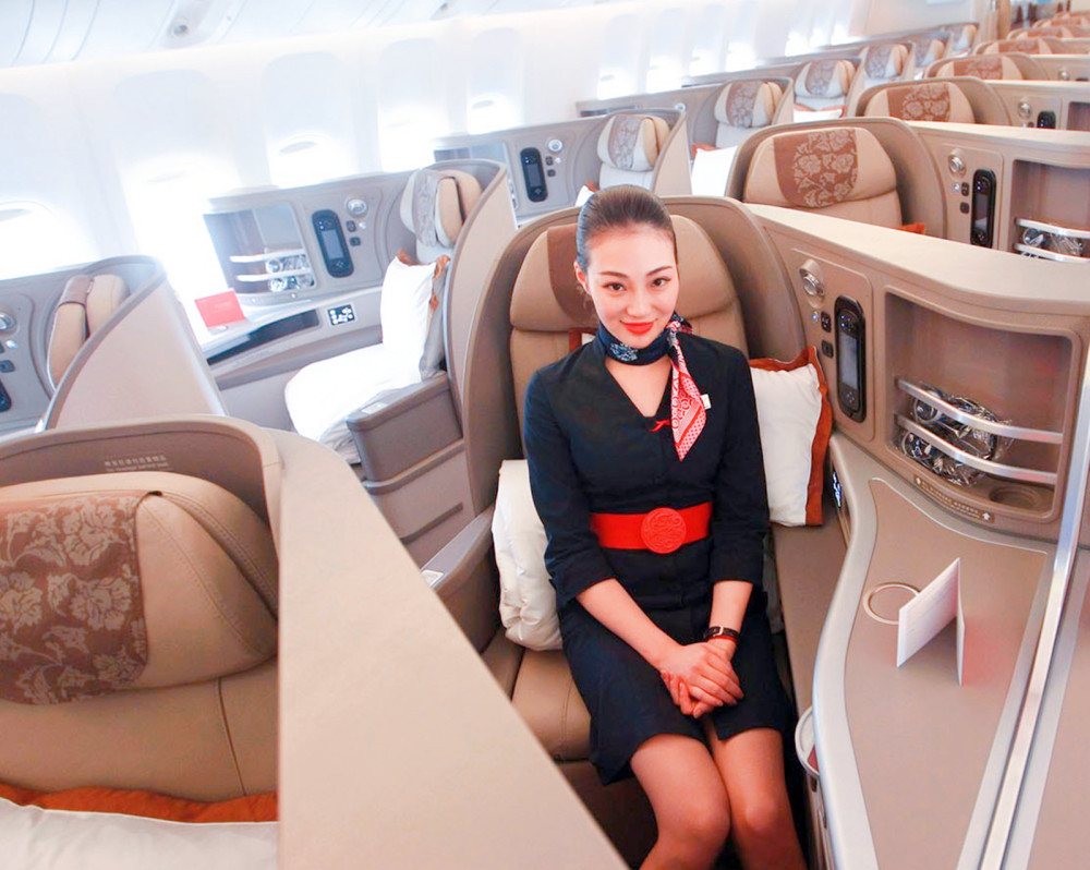 飞机飞行中,空姐会把头等舱布帘拉上,有什么猫腻?