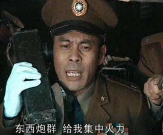 同样是楚云飞打电话,老版用老掉牙的机器,看到新版:你干脆用手机算了!