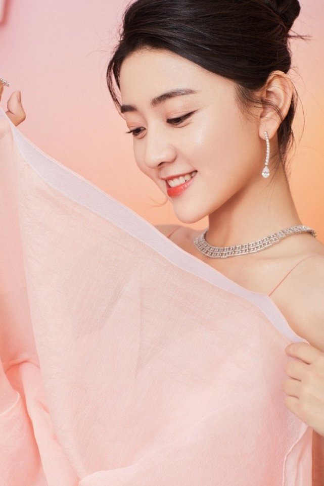 演员梁洁少女粉色蛋糕长裙,娇俏灵动,气质满分