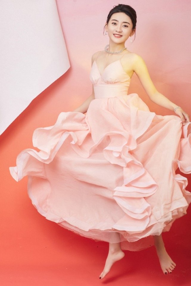 演员梁洁少女粉色蛋糕长裙,娇俏灵动,气质满分