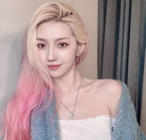 天才小火龙穿jk扮厨师,手持勺子飒气十足