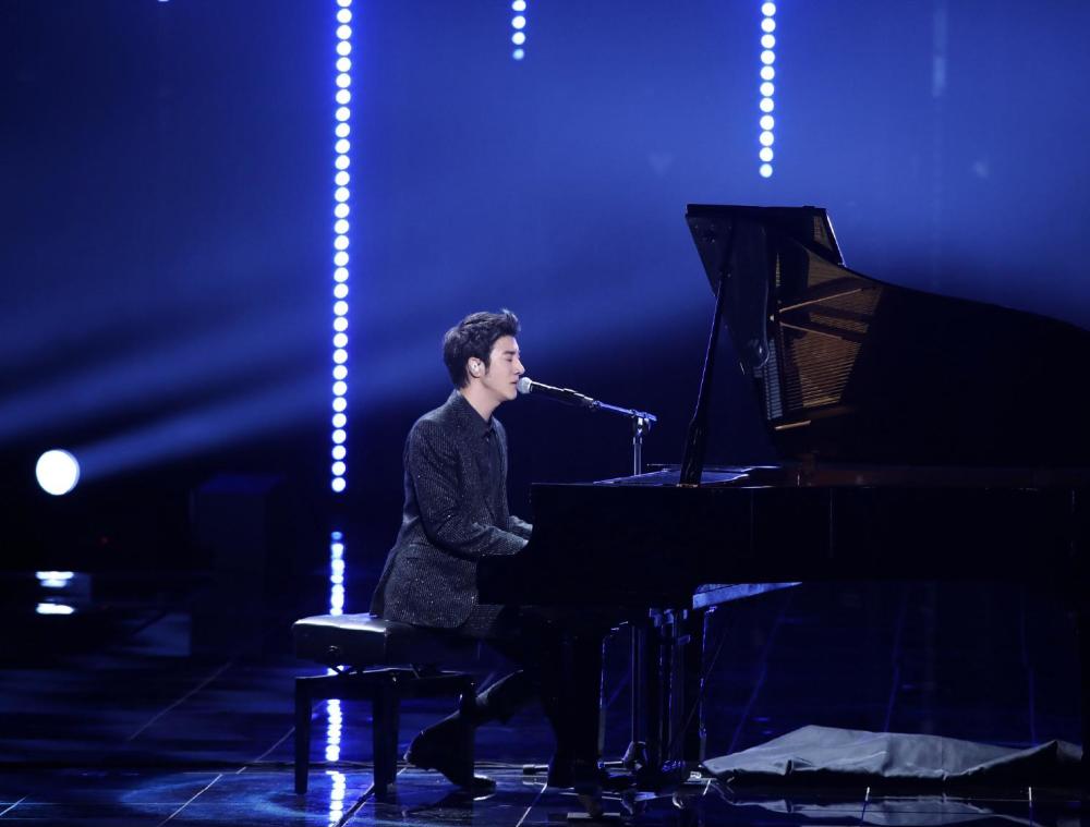 再现长城主题曲高亮嗓音依旧惊艳王力宏银丝西装贵气