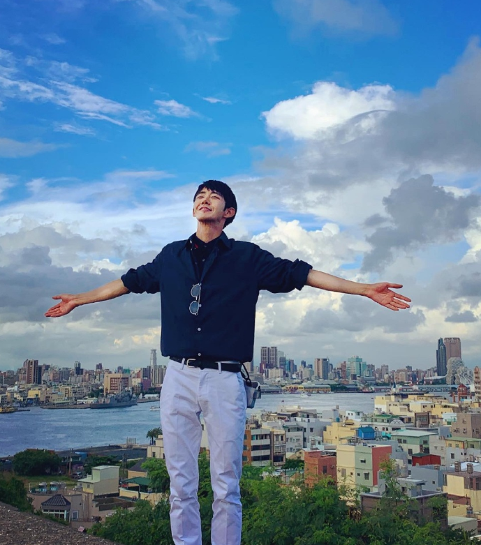 有种整容叫退伍后黄光熙近照流出穿白西装时尚又帅气