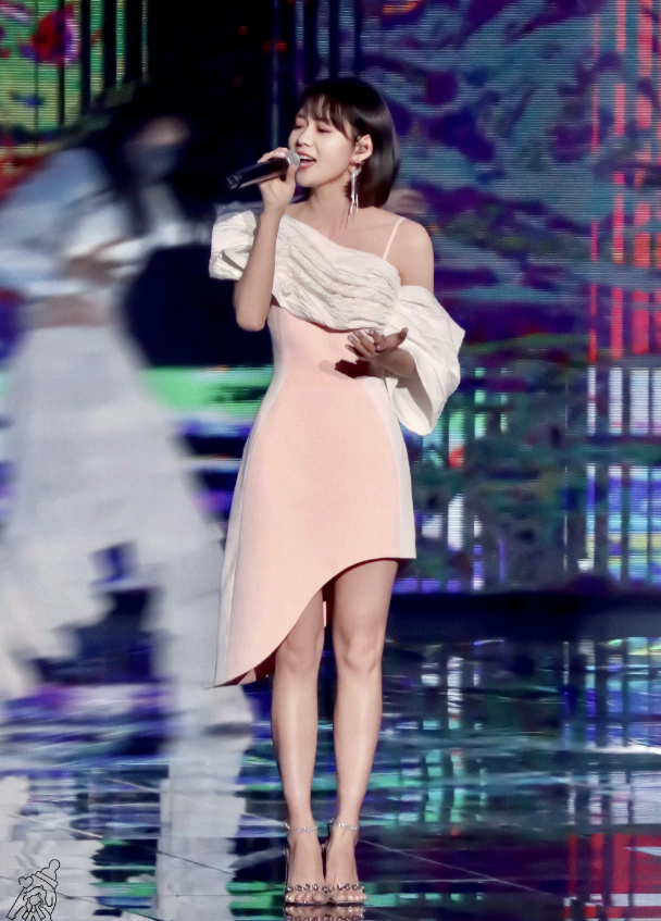 原来这就是86斤的腿看段奥娟穿上吊带短裙黑粉都闭嘴了