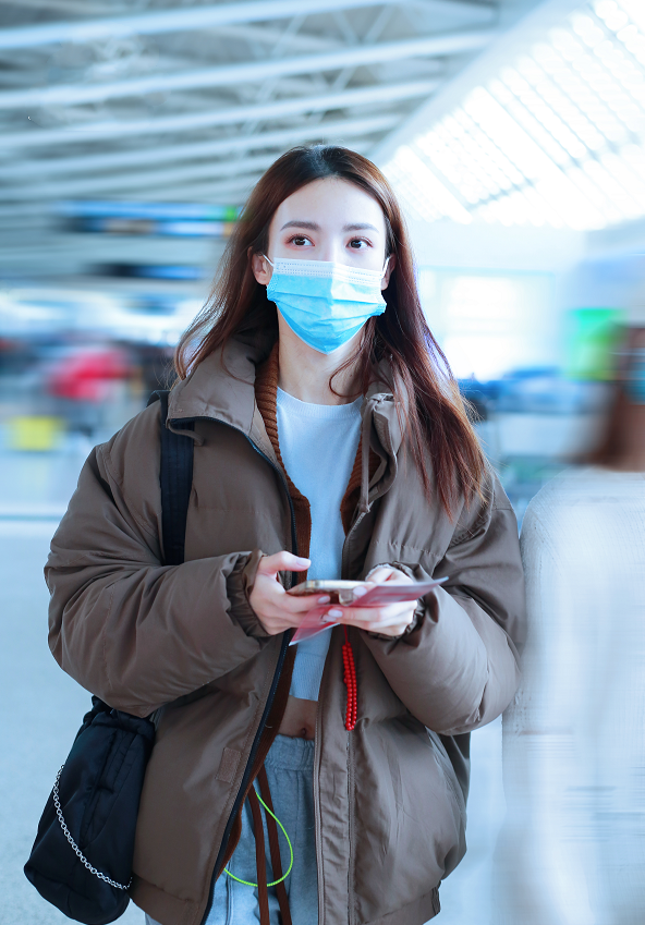 金晨果然是一位很有偶像包袱的女艺人,现身机场戴着口罩也挡不住她
