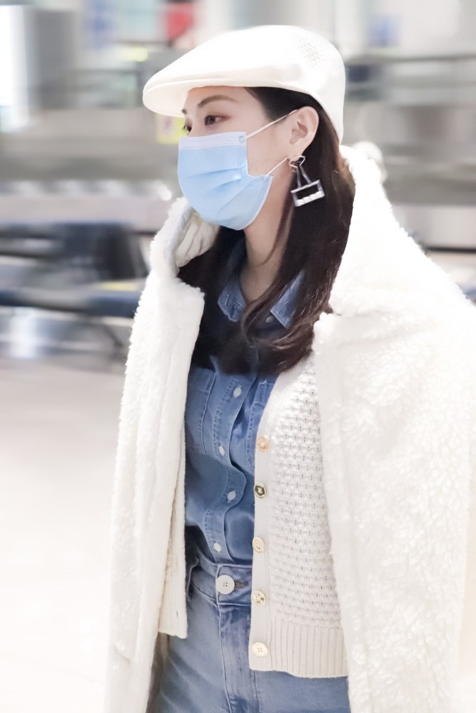 王菲菲素颜现身机场尽显清纯皮夹克搭配阔腿裤美飒动人腿真长