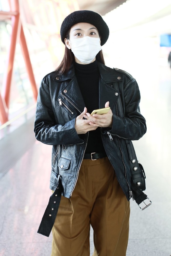 王菲菲素颜现身机场尽显清纯皮夹克搭配阔腿裤美飒动人腿真长