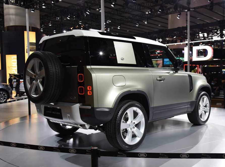 路虎打造迷你"硬汉"!高近2米配双开门,3.0t爆400马力,标配四驱