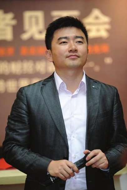 前央视主持芮成钢获刑6年现出狱模样大变已无当年潇洒