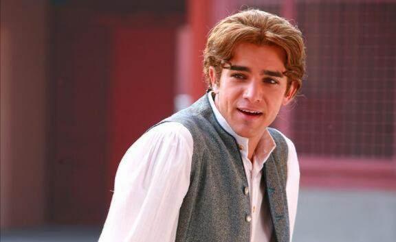 《新还珠格格》班杰明扮演者向男友求婚成功,晒亲吻照公开订婚时间