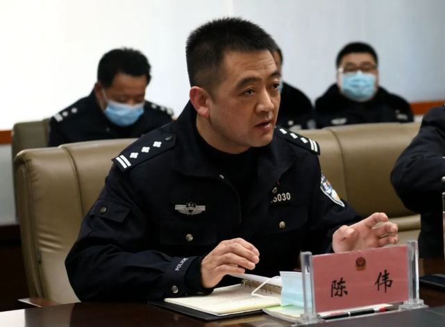 打开腾讯新闻,查看更多图片 >房县副县长,公安局长陈伟主持会议并作