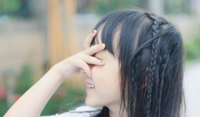 不知不觉,当初那个呆萌可爱的小女孩已经变成了12岁的大姑娘.