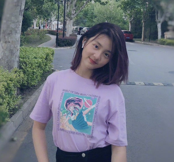 染头发穿丝袜走成熟路线的黄多多15岁近照引不适被指暗示太重