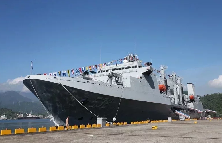 台军"敦睦舰队"旗舰磐石号补给舰 图自台媒而在昨天,台军方人士还表示