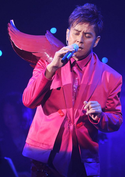 "十年婚姻抵不过意乱情迷",谭咏麟与情人生子,原配含泪入空门