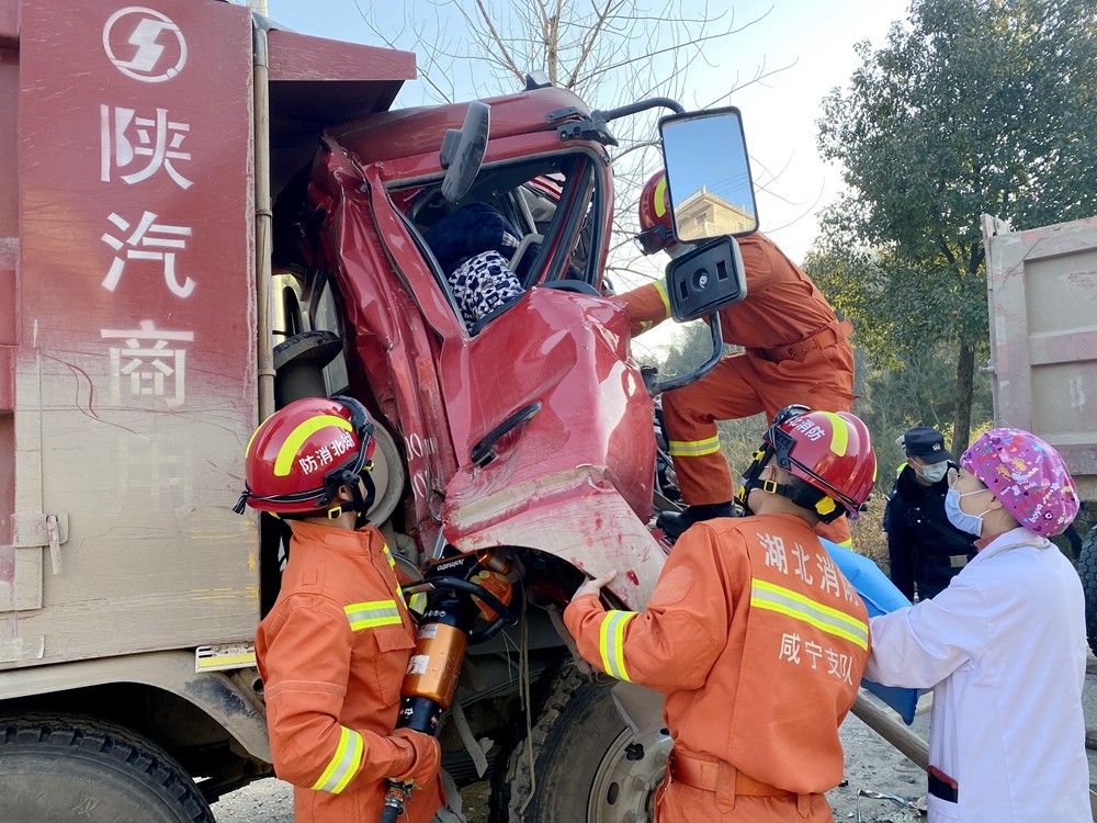 湖北咸宁四辆货车连续追尾造成交通拥堵,现场一片狼藉_腾讯新闻