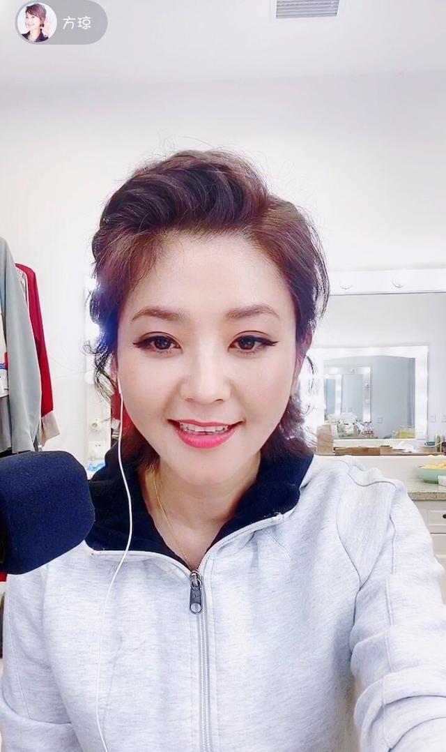 47岁方琼石家庄当志愿者,穿万元外套配睡裤,喇叭喊话太接地气