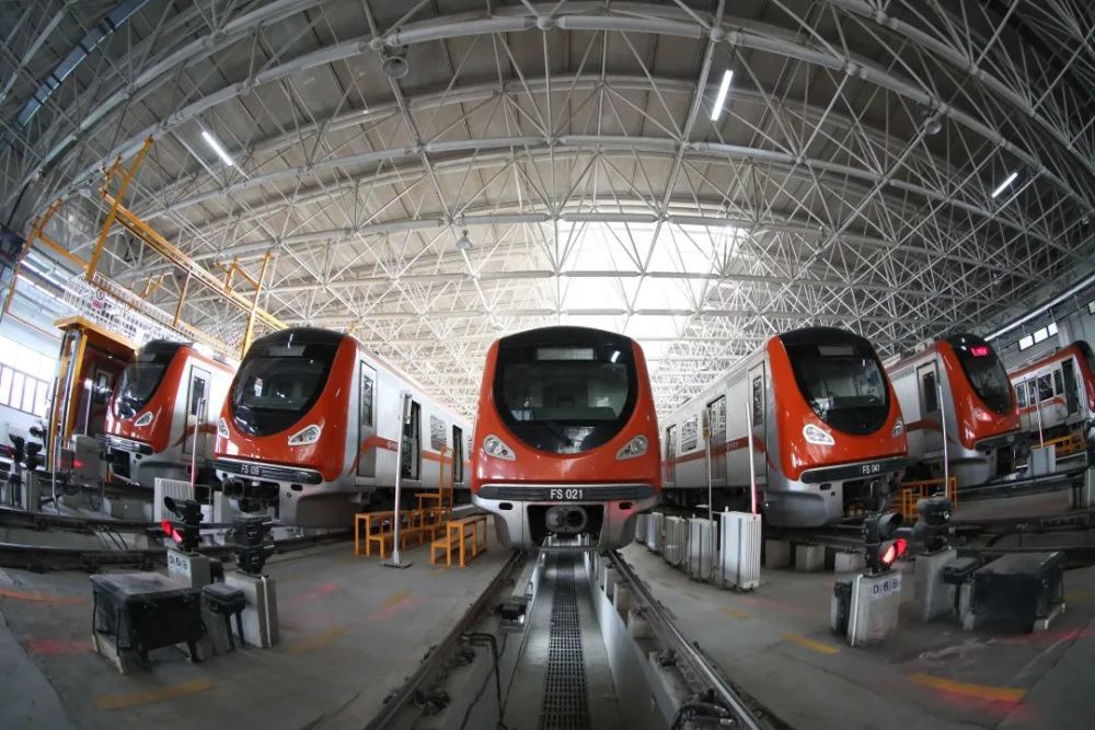 "1月13日上午10点,北京地铁公司房山线阎村车辆段列检库内,一列列停靠