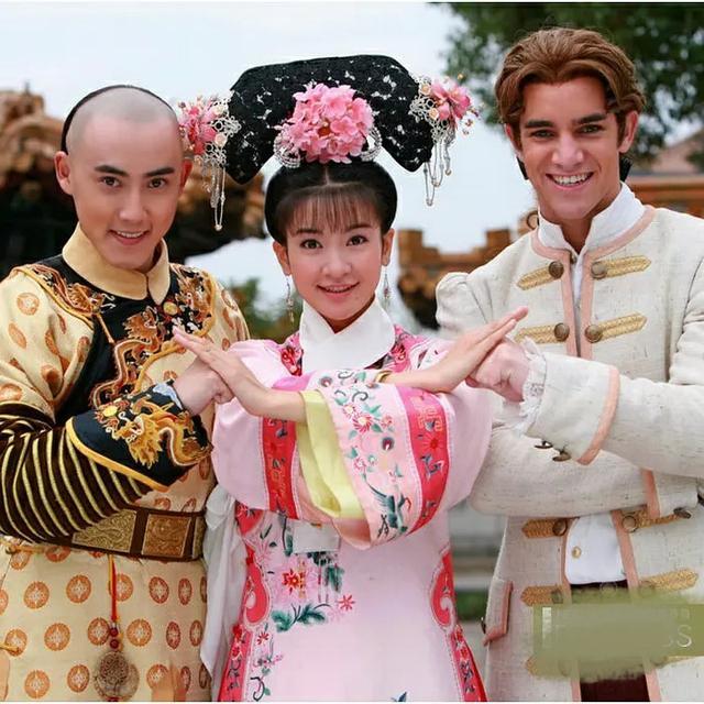 《还珠格格》班杰明扮演者求婚男友，晒二人接吻照，剧中痴恋小燕子_腾讯新闻