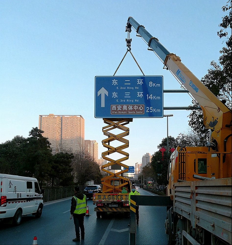 和新国标要求,对标志版面内容进行深化设计,确保各路段交通标志版面