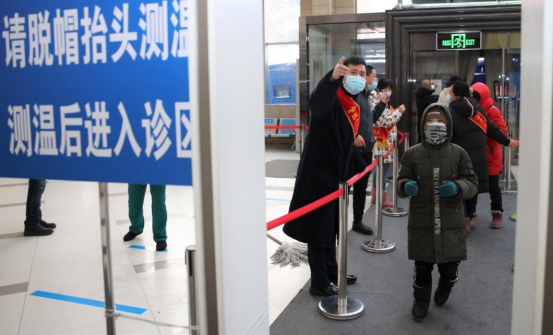 1月13日早上七点,天刚蒙蒙亮,哈医大一院门诊的志愿者们,已经站好各自