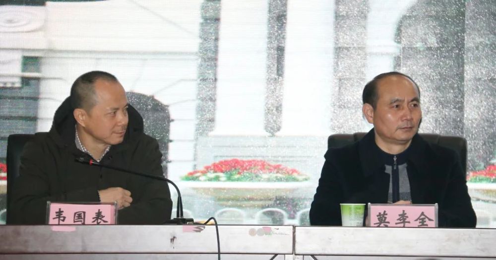 环江县教育局党工会委员莫李全,环江高中党总支书记,校长覃治鄢等校