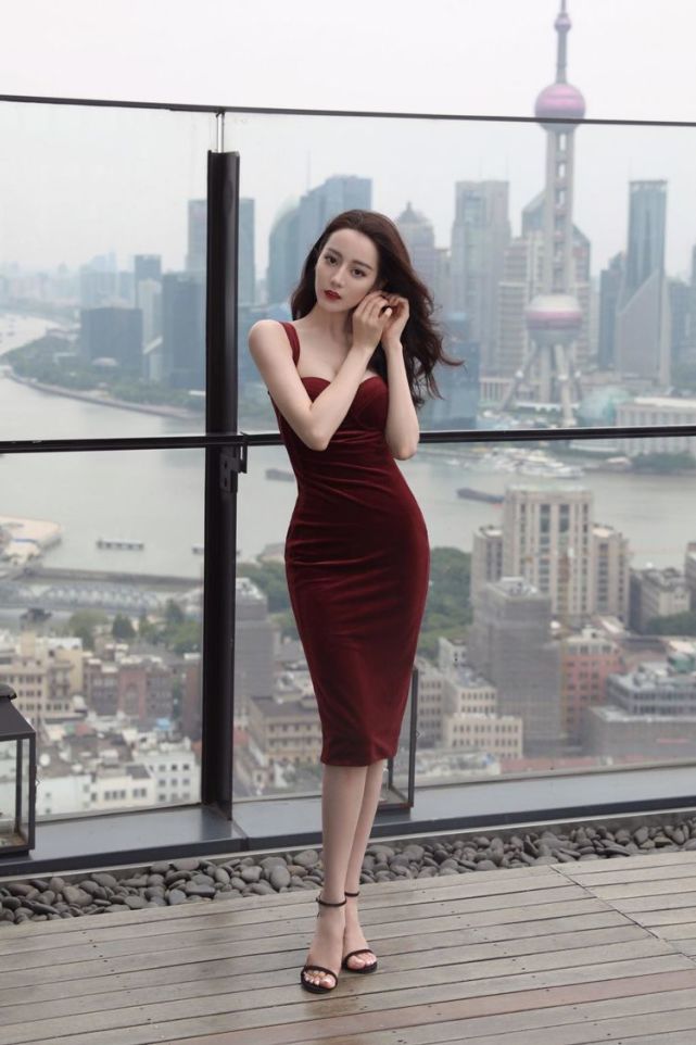 迪丽热巴蓝丝绒开叉裙抹胸设计展露绝美肩线一颦一笑皆迷人