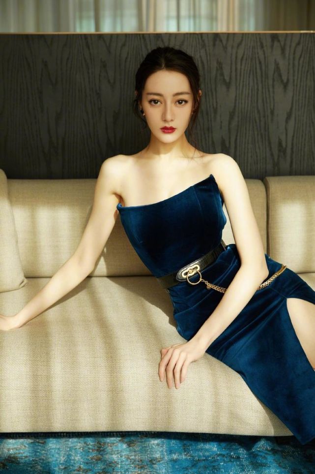 迪丽热巴蓝丝绒开叉裙抹胸设计展露绝美肩线一颦一笑皆迷人