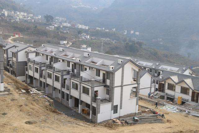 1月12日,记者走进居住在巧家县大寨镇移民临时安置点的群众家中,聆听