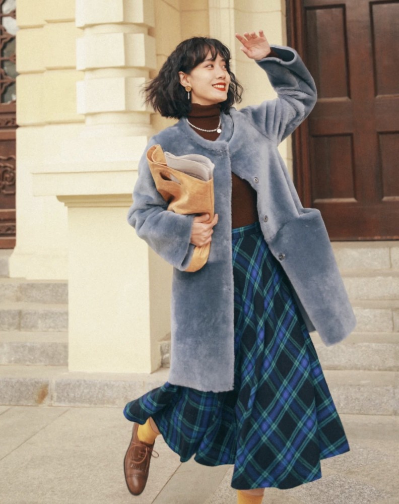 温柔淡雅的雾霾蓝穿搭给人一种温暖的感觉让冬日不再乏味