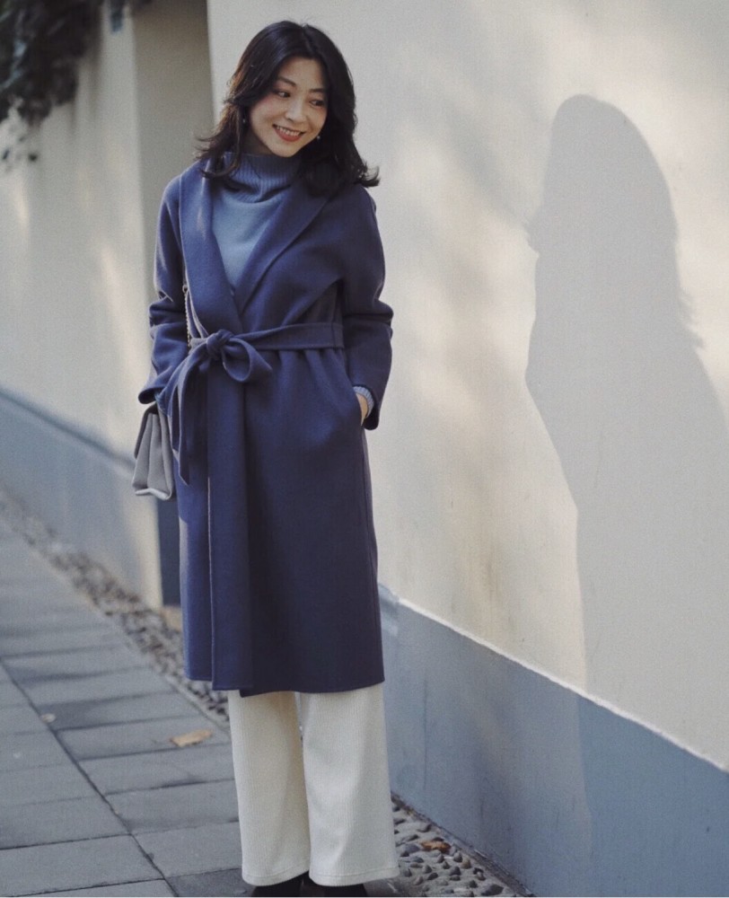 雾霾蓝毛衣带一点优雅温柔,两者搭配却不会感觉到冷清压抑,反而有种显