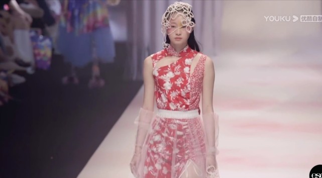 而在最新一期播出的内容里,金玉洁邀请斌神看自己走秀,而对方没有来