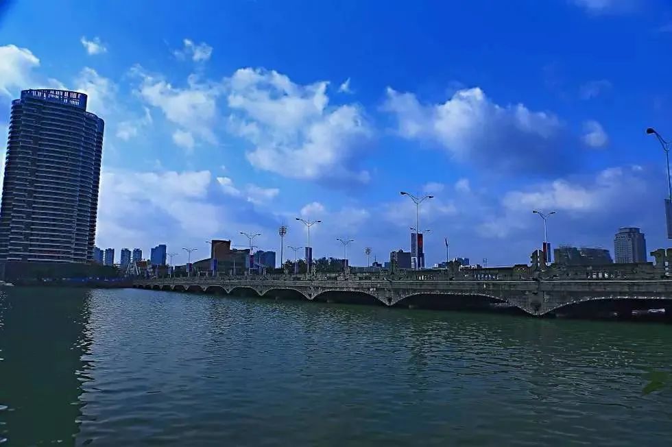 德阳第四座桥:岷江路大桥(岷江桥)城市的发展步伐总是走得很快,我们