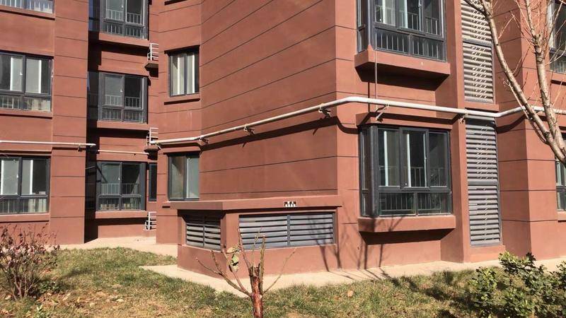 收房发现厨房墙脚多了半圈天然气管道西安尚璟鑫苑业主很担心