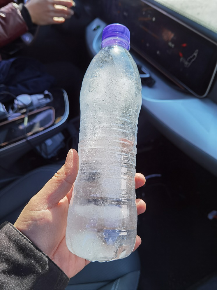 紧张的工作节奏,冻成冰的矿泉水,脱皮而粗糙的手.