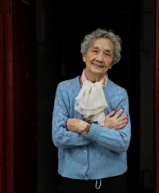 花白头发反成最佳点缀,穿衣打扮优雅似名媛,一般年轻人还比不上