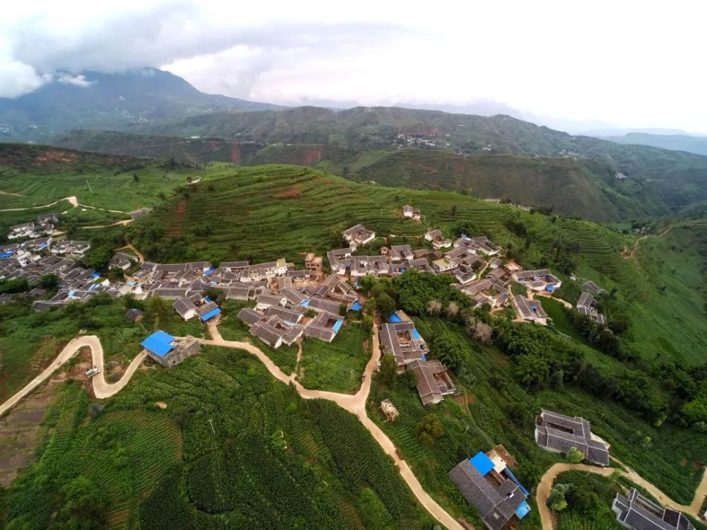 完成全县所有行政村通村公路建设,在姜州镇,鲹鱼河镇,堵格镇,新街镇