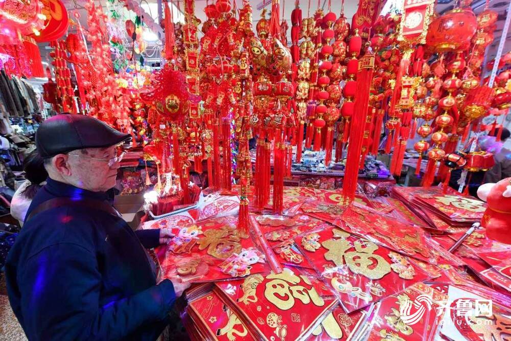 组图|济南春联市场火红上新 牛元素繁多年味渐浓_腾讯新闻