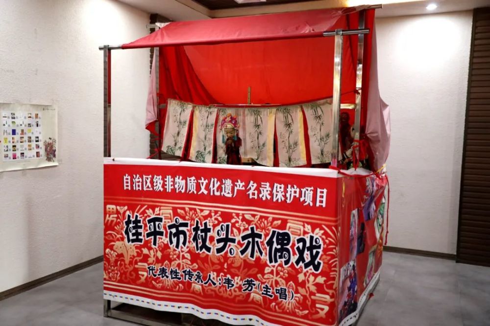 桂平第六代杖头木偶戏艺人韦芳正在表演木偶等道具都是自制的,由